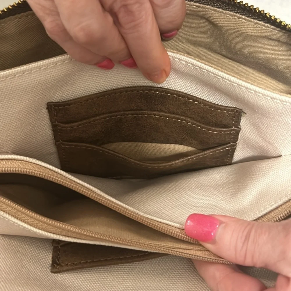 Anngoti turtle wristlet with detachable strap